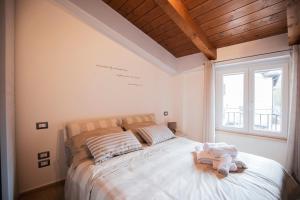 ein Schlafzimmer mit einem Bett mit einem ausgestopften Tier darauf in der Unterkunft Appartamento Viale Patrono d'Italia in Santa Maria degli Angeli