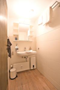 łazienka z umywalką i toaletą w obiekcie Traumblick w mieście Sankt Andreasberg