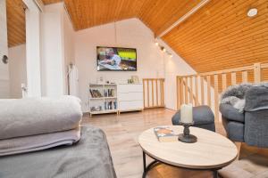 ein Wohnzimmer mit einem Sofa und einem Tisch in der Unterkunft Traumblick in Sankt Andreasberg