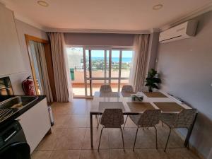 uma cozinha e sala de estar com mesa e cadeiras em Brisa Atlântica em Portimão