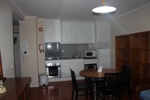 Кухня або міні-кухня у Apartamentos Varandas da Rocha