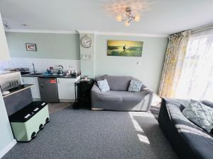 un soggiorno con divano e una cucina di 2 Bedroom Chalet, SB10, Sandown, Isle of Wight, Dog Friendly, Free WiFi a Sandown