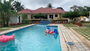 une maison avec une piscine gonflable. dans l'établissement Christina Residence, à Dar es Salaam