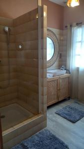 La salle de bains est pourvue d'une douche, d'une baignoire et d'un lavabo. dans l'établissement Le chant des oiseaux, à Cambo-les-Bains