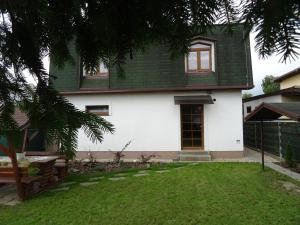Casa blanca y verde con techo verde en Rekreačný dom Tyrkys en Poprad