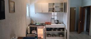 a small kitchen with a sink and a stove at STUDIO APARTMANI KIKI in Srima
