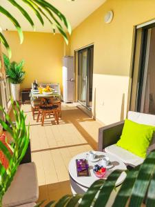 een woonkamer met een bank en een tafel bij Marina Garden Palm Tree by Be Cherish in Albufeira
