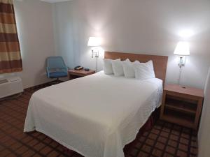 Postel nebo postele na pokoji v ubytování Days Inn & Suites by Wyndham Laredo
