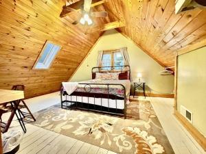 Postel nebo postele na pokoji v ubytování 1 bedroom with a loft and hot tub cabin 45 minutes to Asheville
