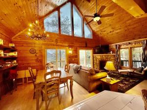 Posezení v ubytování 1 bedroom with a loft and hot tub cabin 45 minutes to Asheville