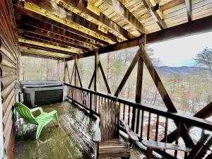Un balcon sau o terasă la 1 bedroom with a loft and hot tub cabin 45 minutes to Asheville