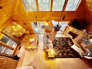 O zonă de relaxare la 1 bedroom with a loft and hot tub cabin 45 minutes to Asheville