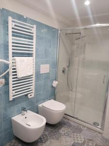 ein Bad mit einer Dusche, einem WC und einem Waschbecken in der Unterkunft Locanda B&B Dandana in Orgosolo