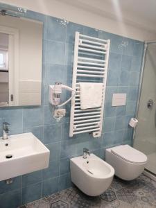 オルゴーゾロにあるLocanda B&B Dandanaのバスルーム(洗面台、トイレ、鏡付)