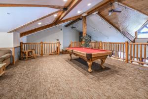 una grande stanza con un tavolo da biliardo di Hidden River Lodge 5979 a Keystone