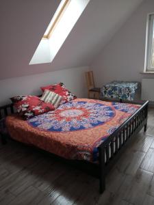een slaapkamer met een bed met een tapijt erop bij U Stasia in Uścimów
