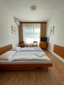 Postel nebo postele na pokoji v ubytování Hello Balcsi Apartmanház