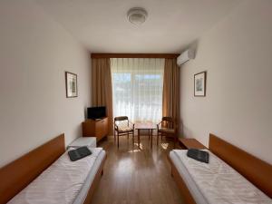 Postel nebo postele na pokoji v ubytování Hello Balcsi Apartmanház