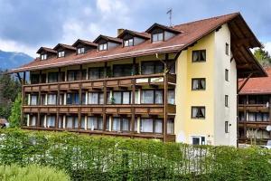 duży budynek z czerwonym dachem na wzgórzu w obiekcie Family Apartment Šumava w mieście Bayerisch Eisenstein