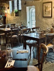 un ristorante con tavoli e sedie in una stanza di The Old Mill a Salisbury