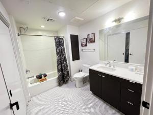 コマースにあるRomantic Luxury Condo w/ Washer & Dryerのバスルーム(洗面台、トイレ、鏡付)