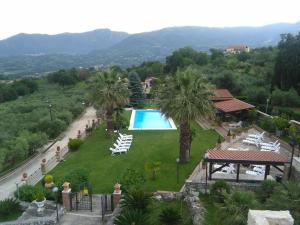 einen Luftblick auf ein Resort mit einem Pool in der Unterkunft Agriturismo Borgo Nuovo Sant'Agata dei Goti in Migliara