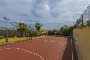 Tenis a/nebo squash v ubytování ÁTICO ATALAYA Parking privado gratis nebo okolí