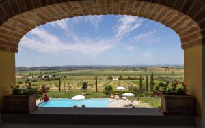 Blick aus dem Fenster einer Villa mit Pool in der Unterkunft Corte Delle Stelle in Cortona