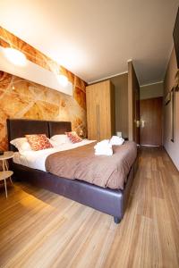 セストリ・レヴァンテにあるHotel Serenoのベッドルーム1室(大型ベッド1台付)