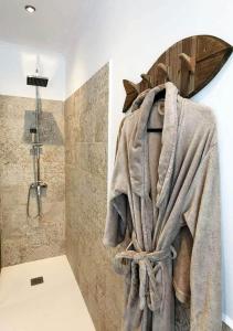 GuatizaにあるCasa Helena del Marのバスルームに掛けられているタオル