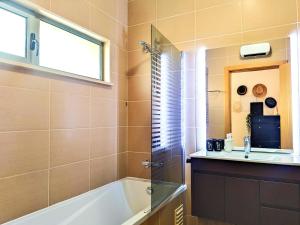een badkamer met een bad en een wastafel bij Marina Garden Palm Tree by Be Cherish in Albufeira