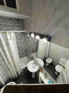 łazienka z 2 umywalkami i 2 toaletami w obiekcie El pasillo Centro w mieście Rosario