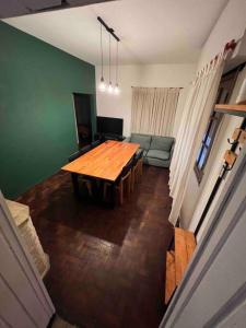 a living room with a wooden table and a couch at El pasillo Centro in Rosario