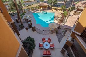 Holiday Inn Phoenix/Chandler by IHG内部或周边的泳池