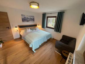 A bed or beds in a room at Haus Almrausch