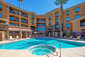 Holiday Inn Phoenix/Chandler by IHG内部或周边的泳池