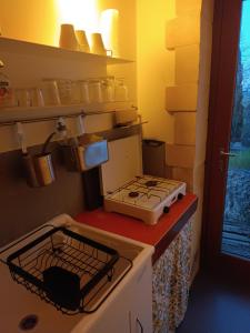 a kitchen with a stove and a stove top oven at Casa delle Meridiane in Canicattini Bagni
