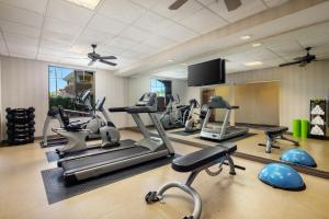 Holiday Inn Phoenix/Chandler by IHG的健身中心和/或健身设施