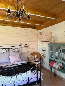 een slaapkamer met een bed en een kroonluchter bij Gartenzimmer zwischen den Meeren in Ladelund