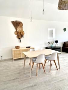 a dining room with a table and chairs at Casa da Tia in Sesimbra