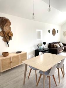 a living room with a table and a couch at Casa da Tia in Sesimbra