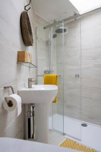 uma casa de banho com um lavatório e um chuveiro em Moor View Apartment, near city centre and stadium em Town Moor
