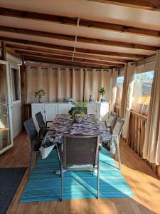 a dining room with a table and chairs at Mobil Home neuf Hyères in Hyères