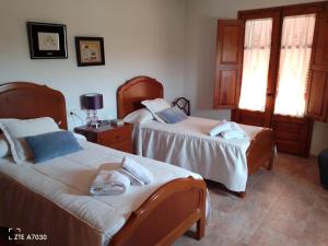 Sales del LliercaにあるAllotjatments Can Servosaのベッドルーム1室(ベッド2台、タオル付)