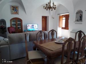 Sales del LliercaにあるAllotjatments Can Servosaのリビングルーム(テーブル、ソファ付)