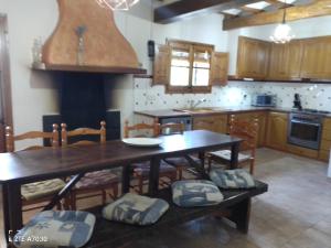 Sales del LliercaにあるAllotjatments Can Servosaのキッチン(木製テーブル付)、ダイニングルーム