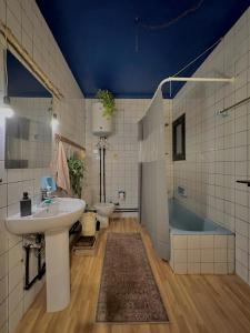 een badkamer met een wastafel, een toilet en een bad bij Spacious, Luxurious 3-Bedroom Apartment in Nasr City for Families & Corporates in Caïro