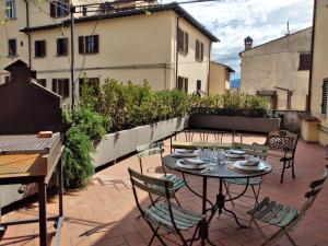 a patio with a table and chairs on a patio at IL DECUMANO CHARME APARTMENTS in Arezzo