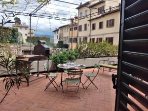 a patio with a grill and a table and a piano at IL DECUMANO CHARME APARTMENTS in Arezzo