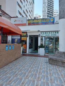 una tienda frente a un edificio en una ciudad en Hotel Rosandy Galaxy, en Cartagena de Indias